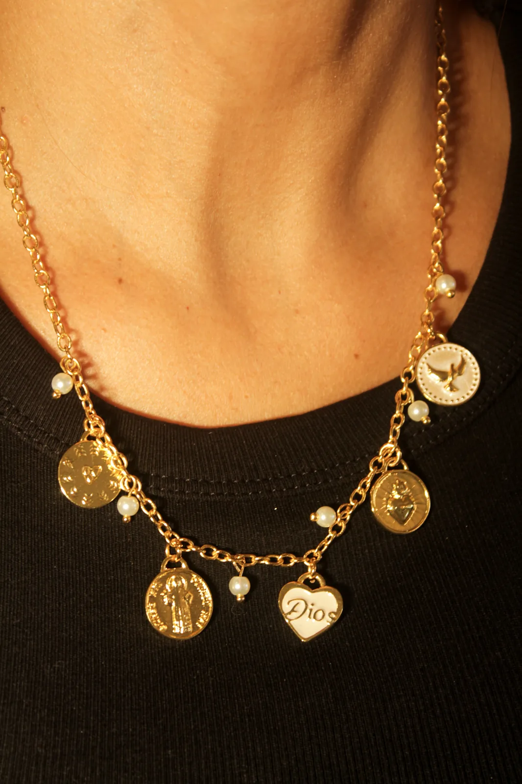 Collar con múltiples símbolos de fe
