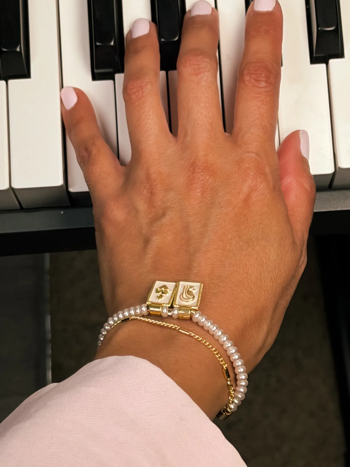 Pulsera escapulario con perlas blancas