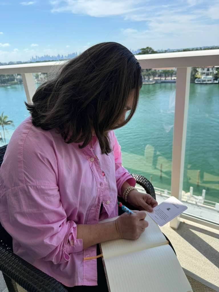Autoconocimiento y journaling con las cartas Angelical