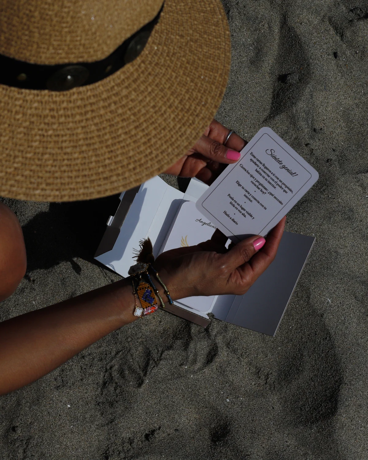 Mindfulness diario con una carta Angelical en la playa
