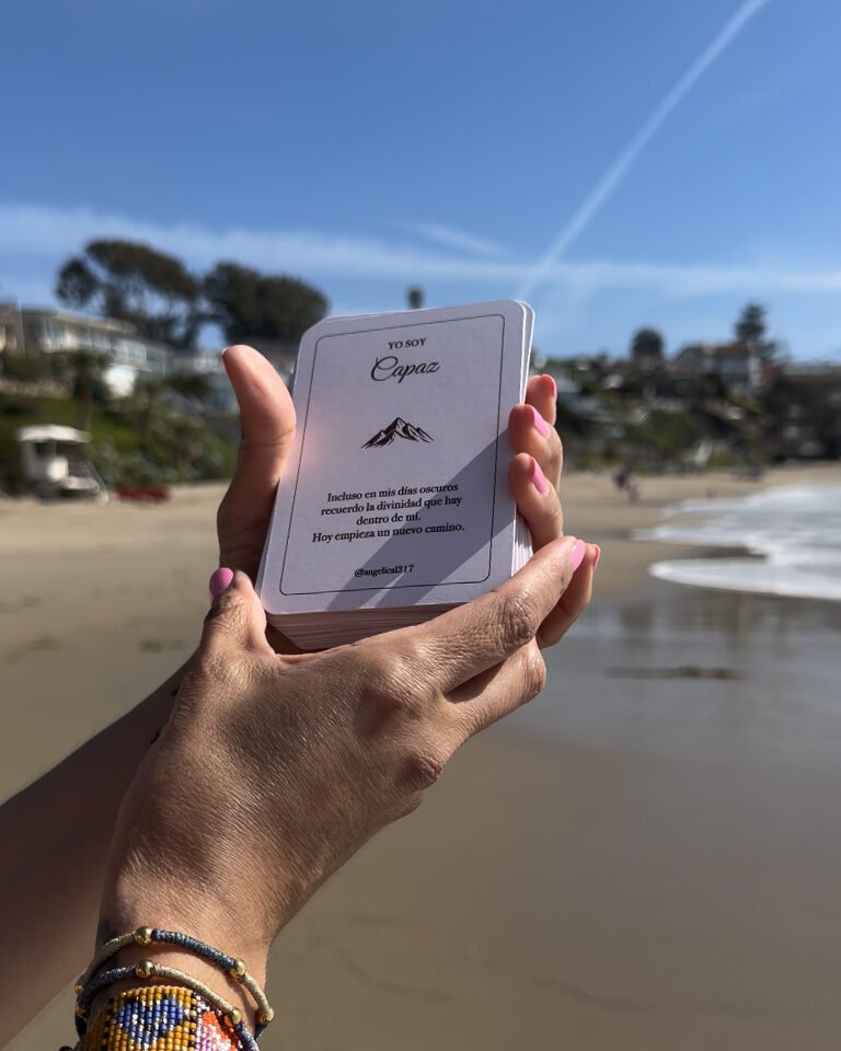 Mujer usando cartas de afirmaciones YO SOY Angelical — mindfulness y paz interior